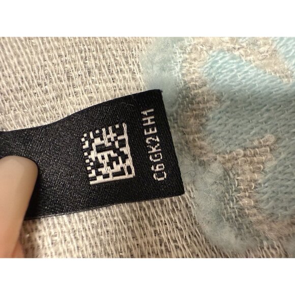 Chanel Gray Multicolor Logo Pattern Scarf 43% Cashmere 36% Wool 21% Silk Made In - Picture 4 of 16